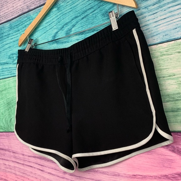 🖤BANANA REPUBLIC black and white sporty classy shorts - Picture 3 of 10